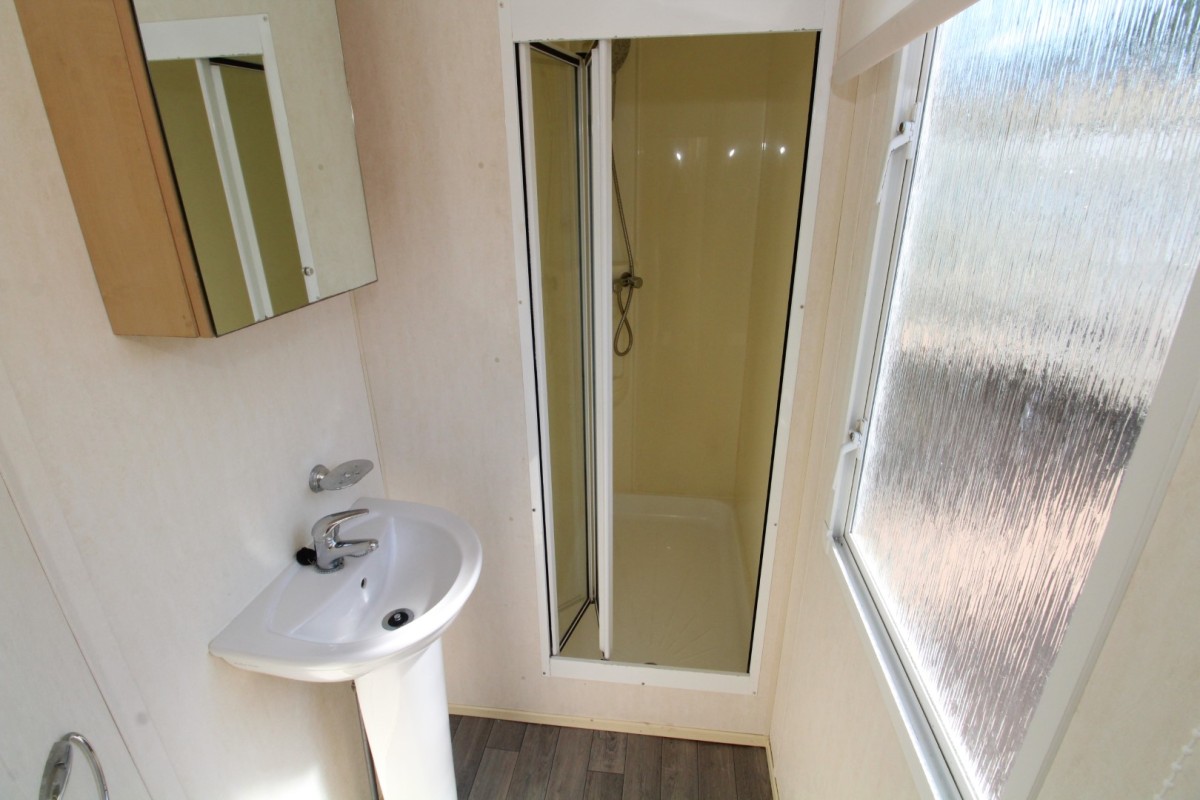 2006 Bk Savannah shower room