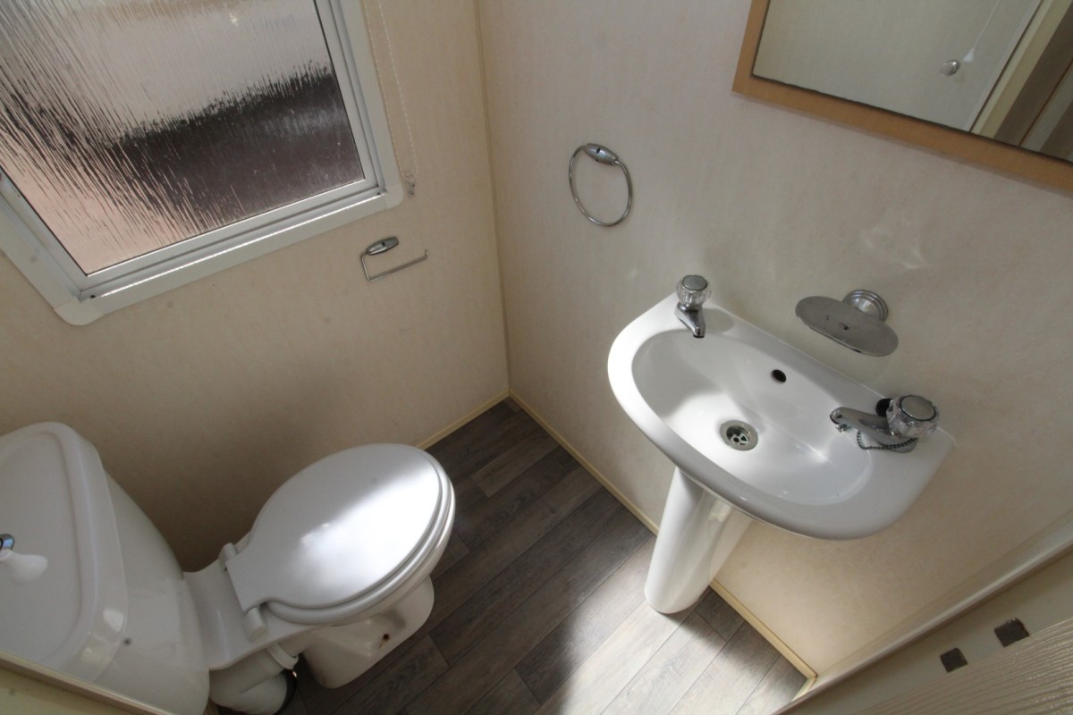 2006 Bk Savannah toilet and basin
