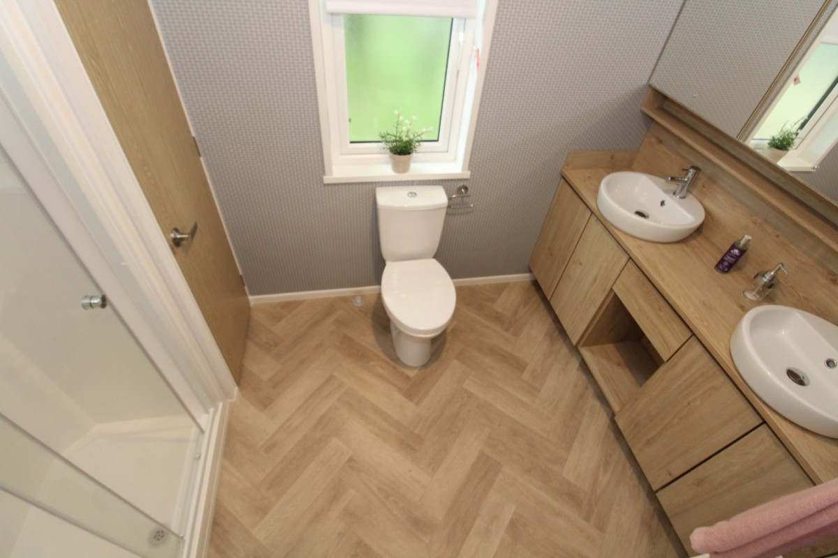 2023 Atlas Oakwood Lodge  en-suite bathroom