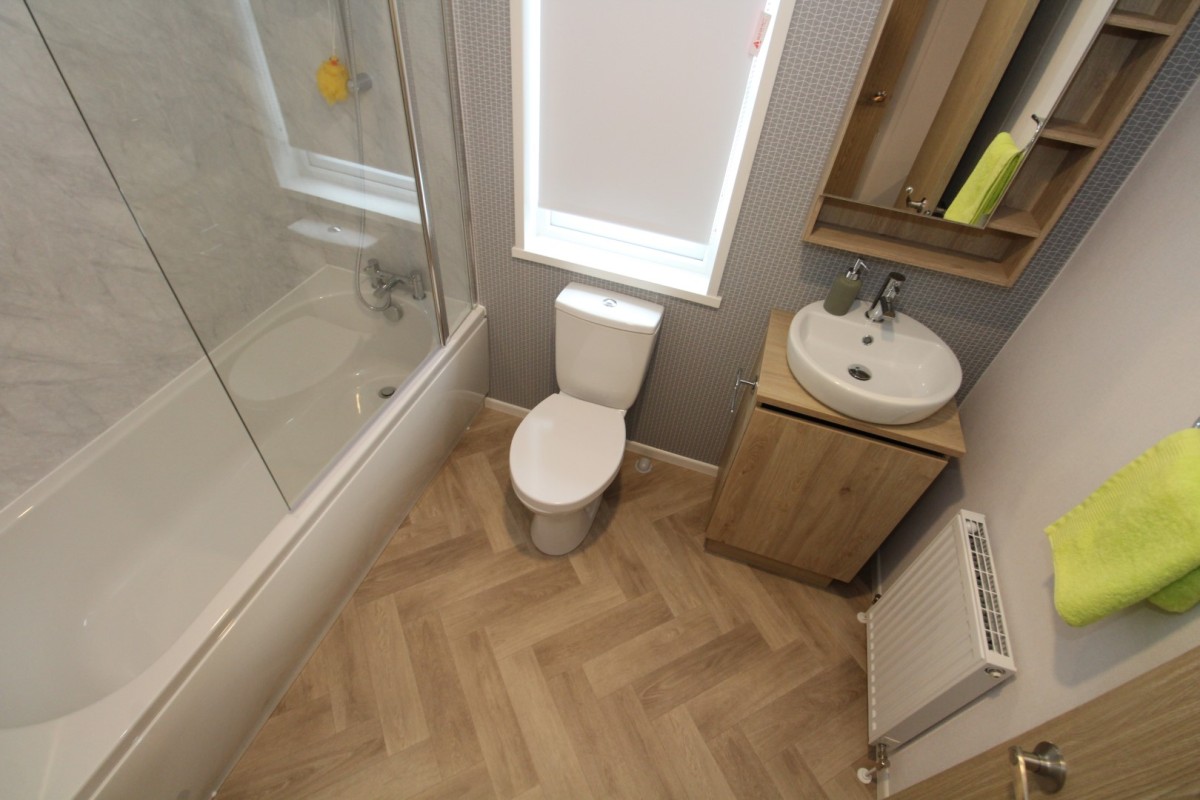 2023 Atlas Oakwood Lodge family bathroom
