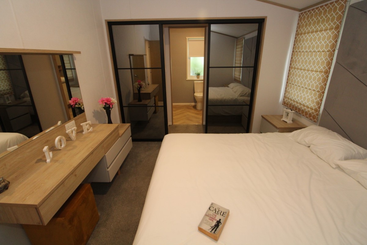 double bedroom to en-suite bathroom in the 2023 Atlas Oakwood Lodge 