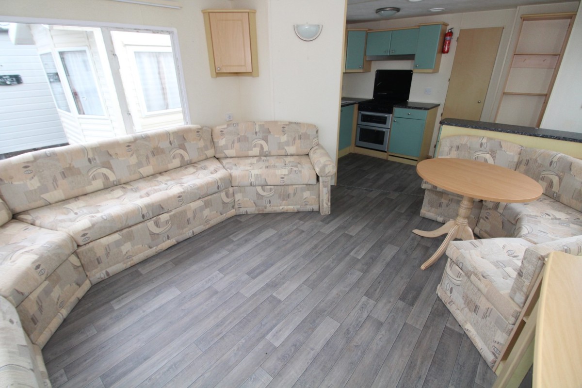 2004 Bk Purbeck lounge to kitchen