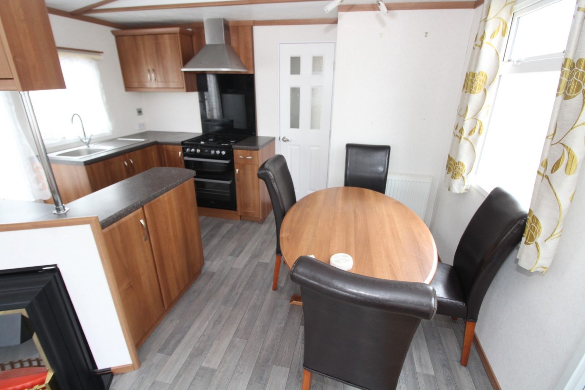 2010 Carnaby Ridgeway kitchen and dining area