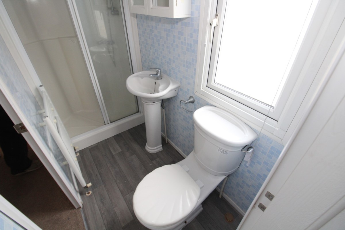 2005 Carnaby Roxburgh shower room