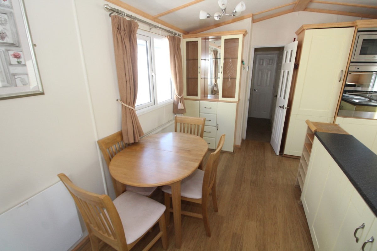 2005 Carnaby Roxburgh dining area