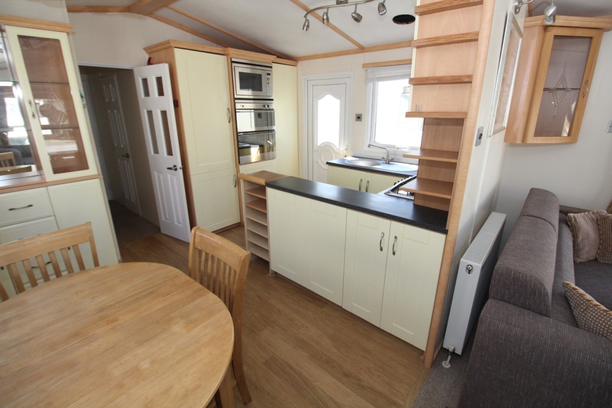 2005 Carnaby Roxburgh dining area to kitchen