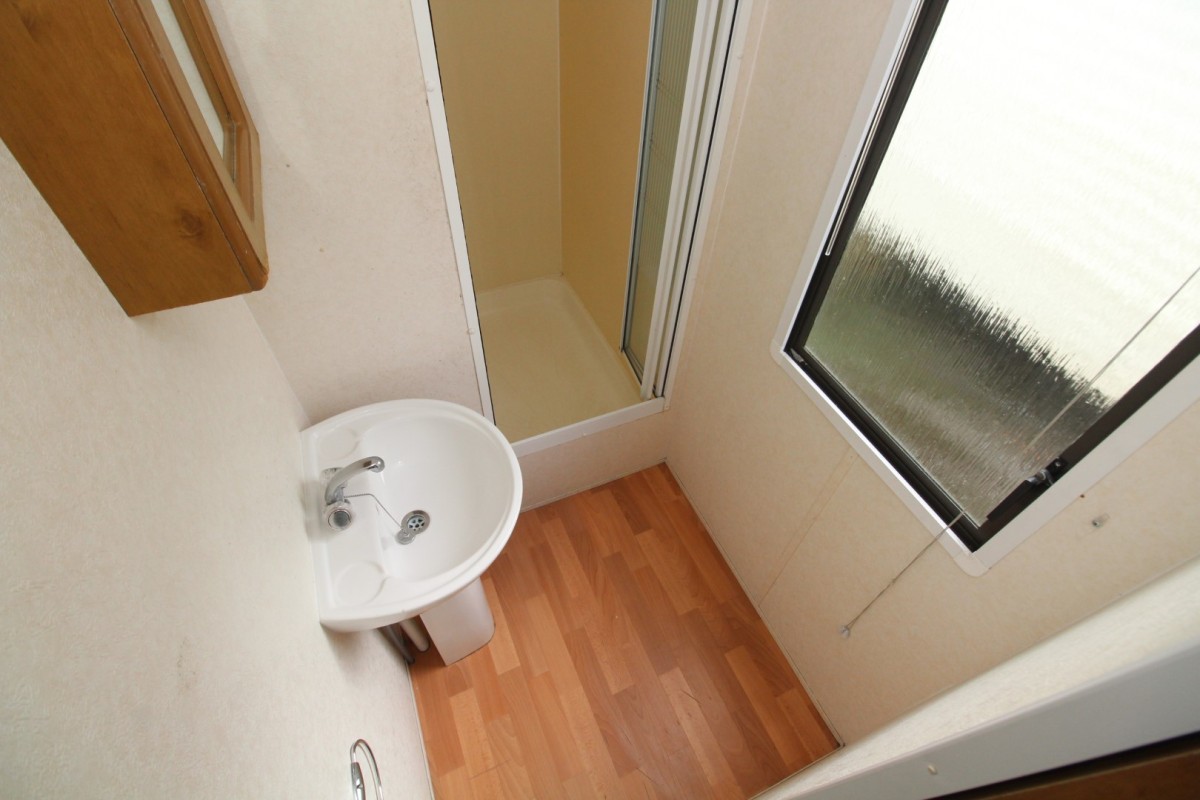 2001 Carnaby Chardonnay family shower room