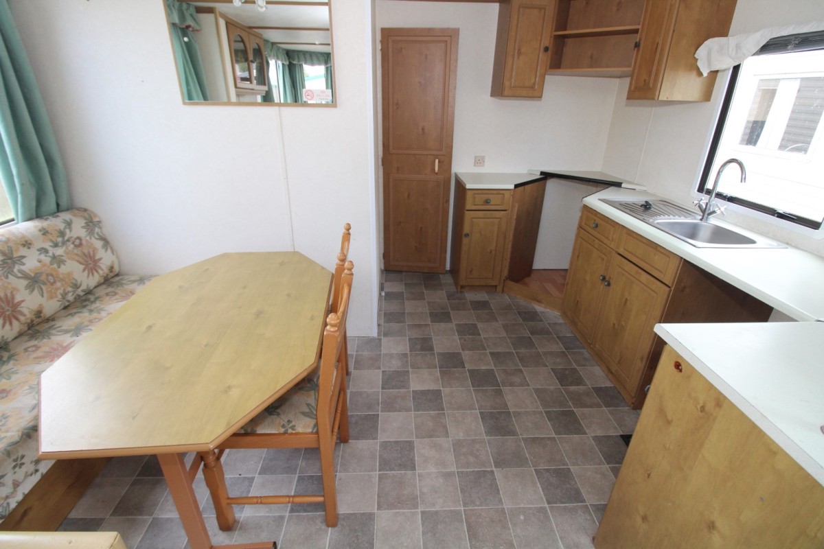 dining area and kitchen in the 2001 Carnaby Chardonnay