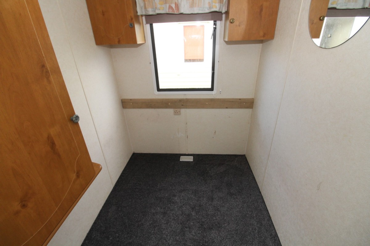 twin bedroom in the 2001 Carnaby Chardonnay empty