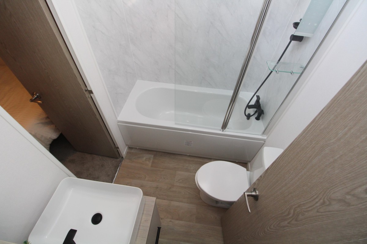 2024 Atlas Sherwood Lodge family bathroom