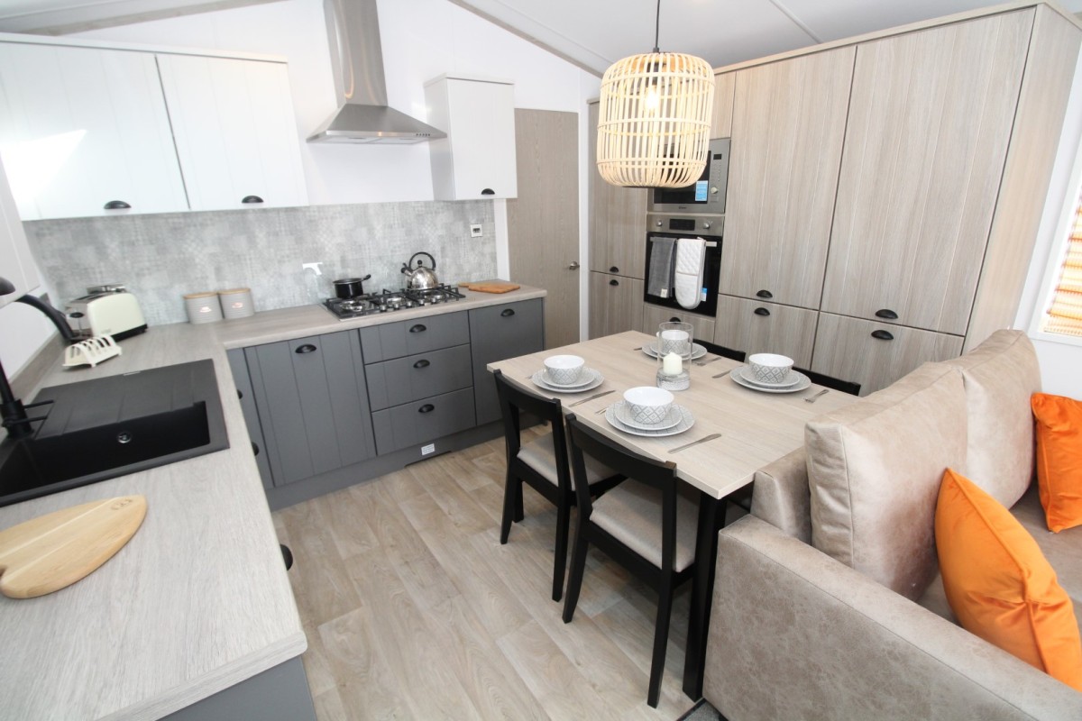 kitchen with dining area in the 2024 Atlas Sherwood Lodge