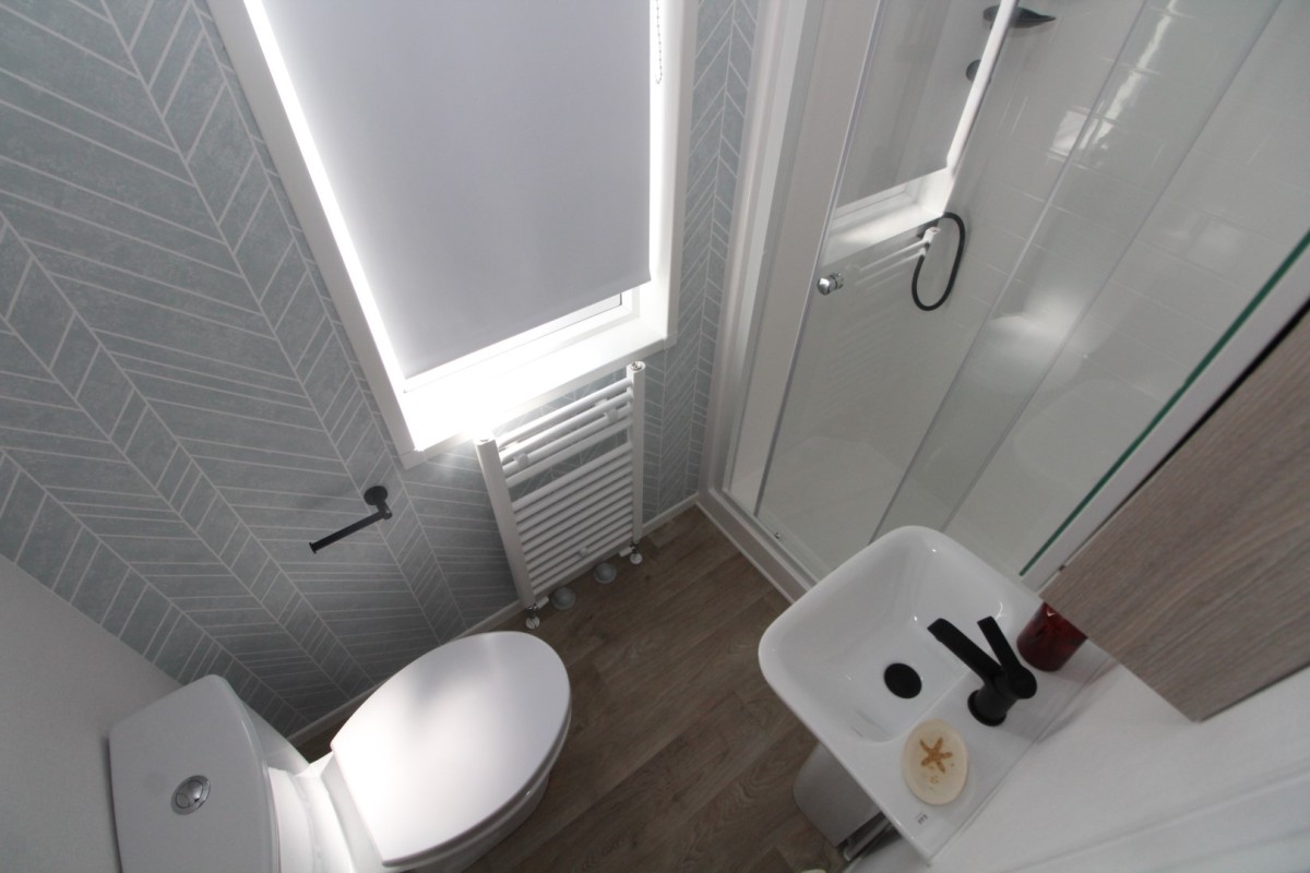 2024 Atlas Sherwood Lodge en-suite bathroom