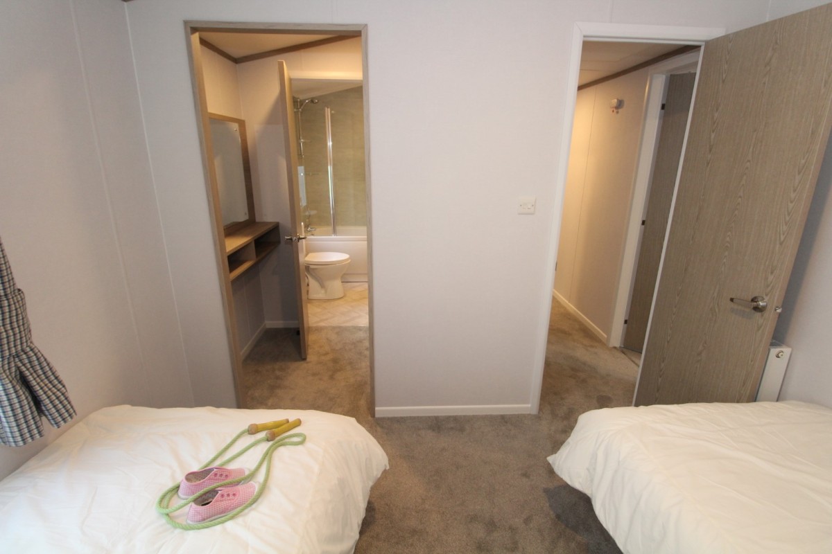 twin bedroom to en-suite in the 2023 Atlas Wisteria Lodge