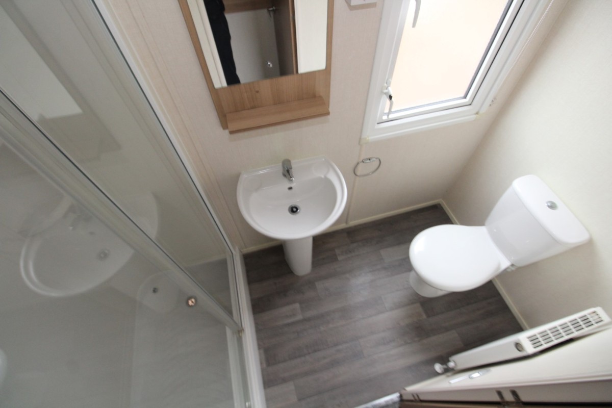 2015 Carnaby Cascade family bathroom