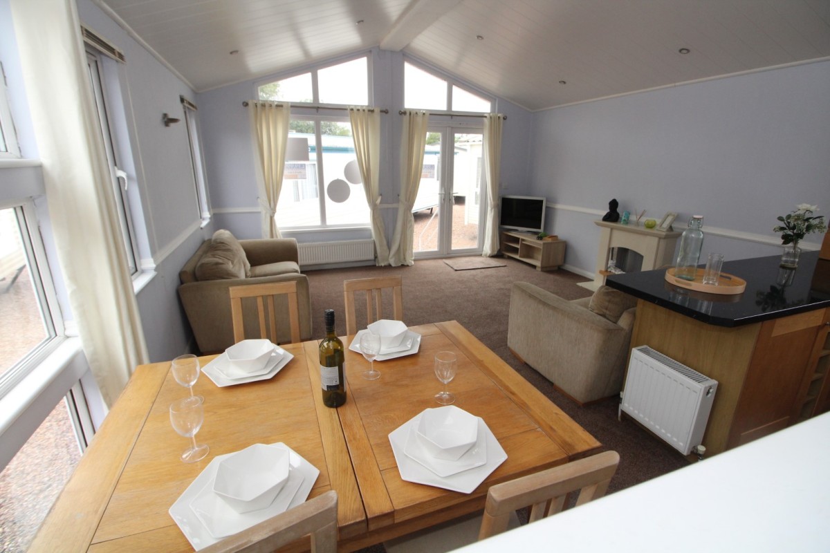 2012 Prestige Sea Breeze dining area to lounge