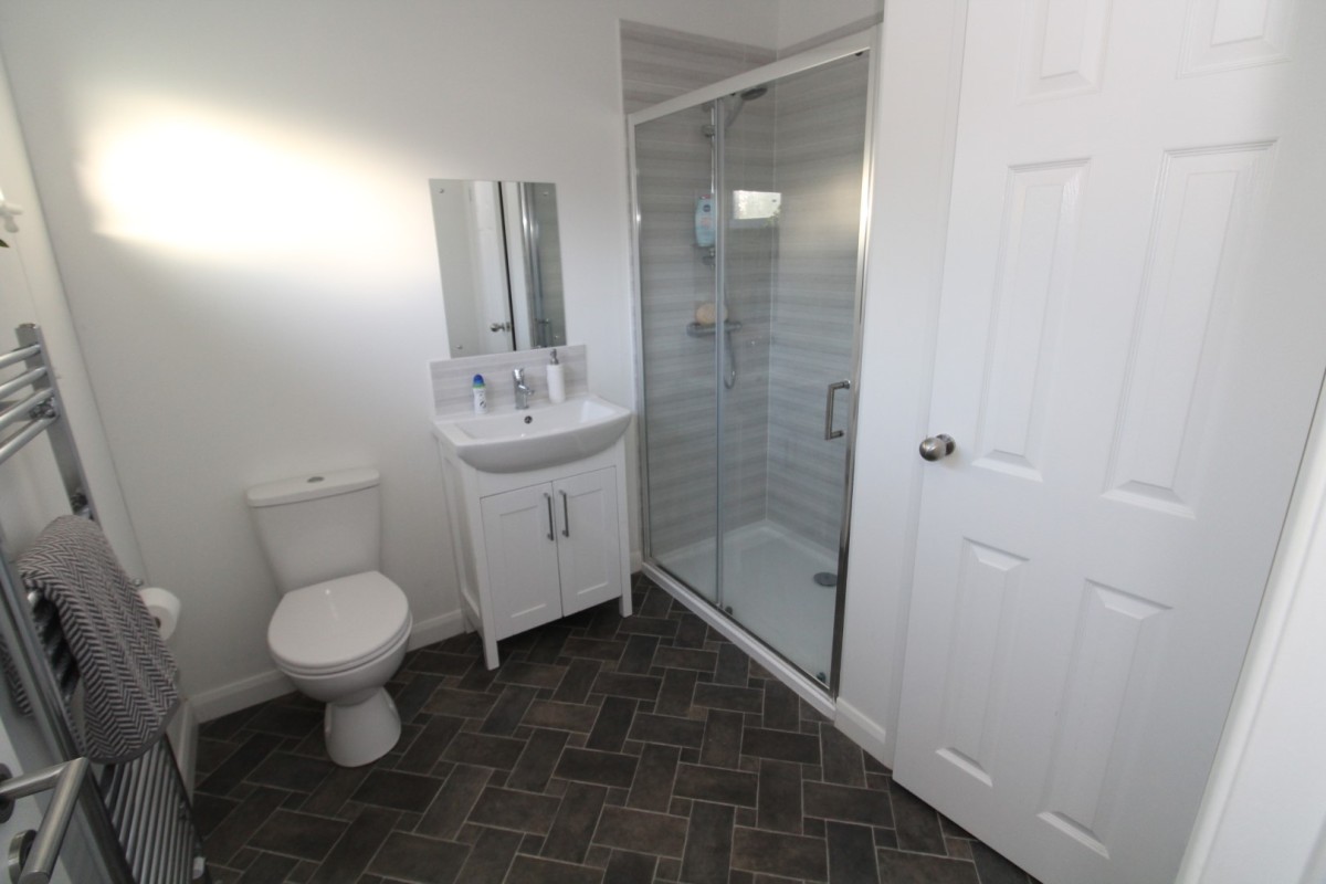 2019 Pathfinder Custom Lodge shower room