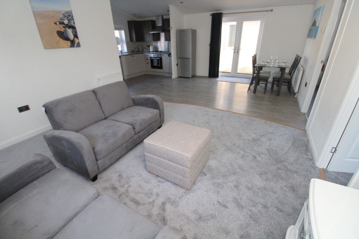 2019 Pathfinder Custom Lodge lounge and dinign area