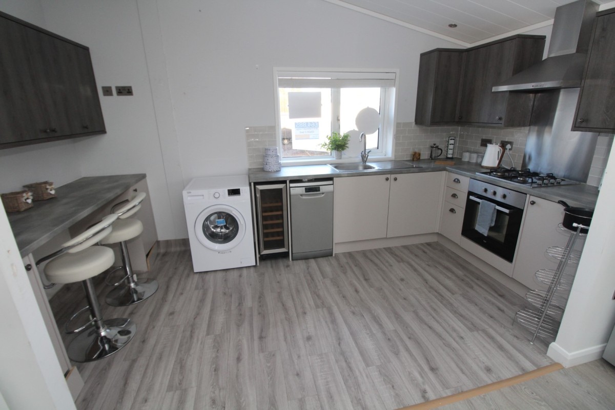 2019 Lodge kitchen with washing machine