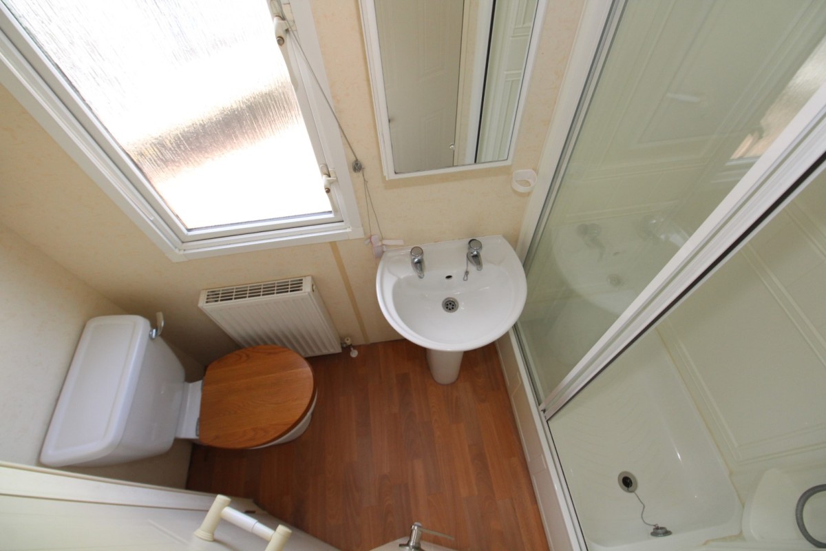 shower room in the 2007 Atlas Amethyst 