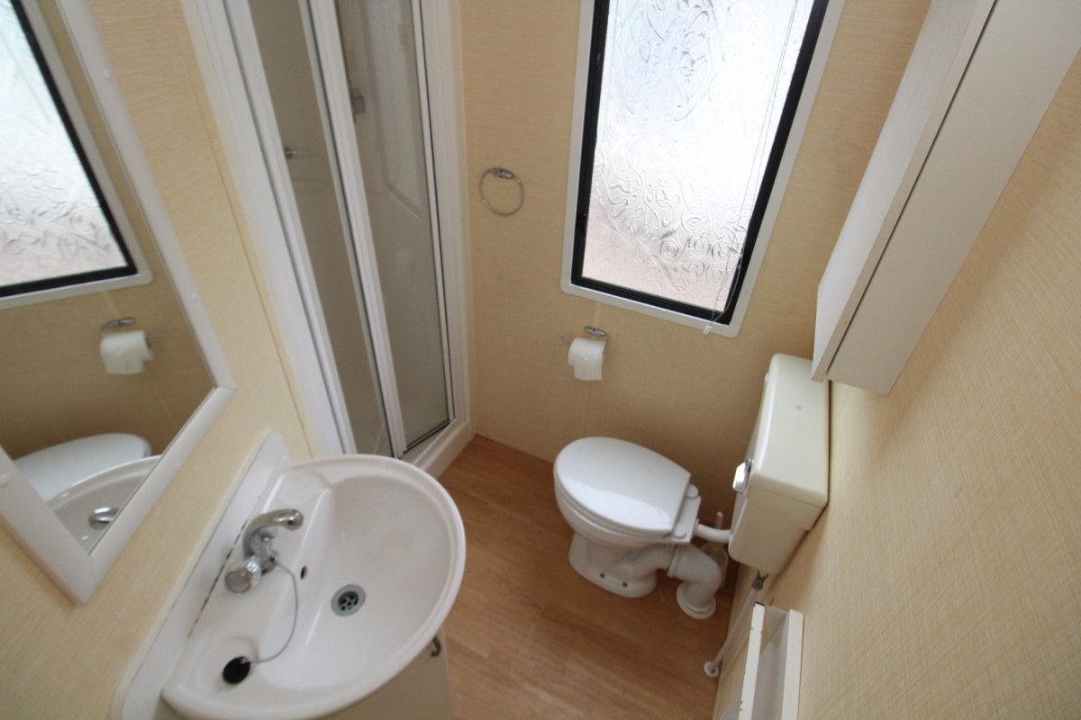 2011 Willerby Herald Gold family shower room