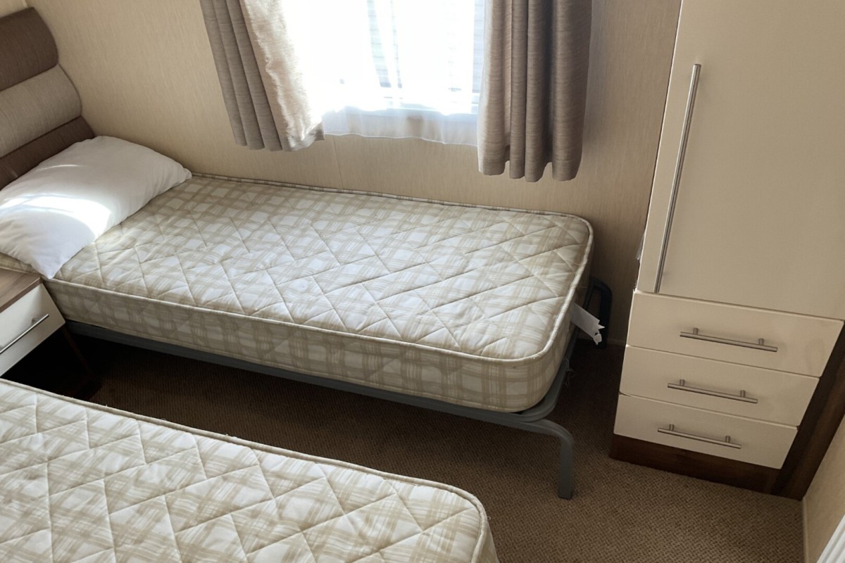 2012 Willerby Winchester twin bedroom