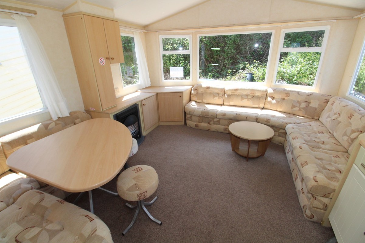 lounge area in the 2006 Willerby Richmond