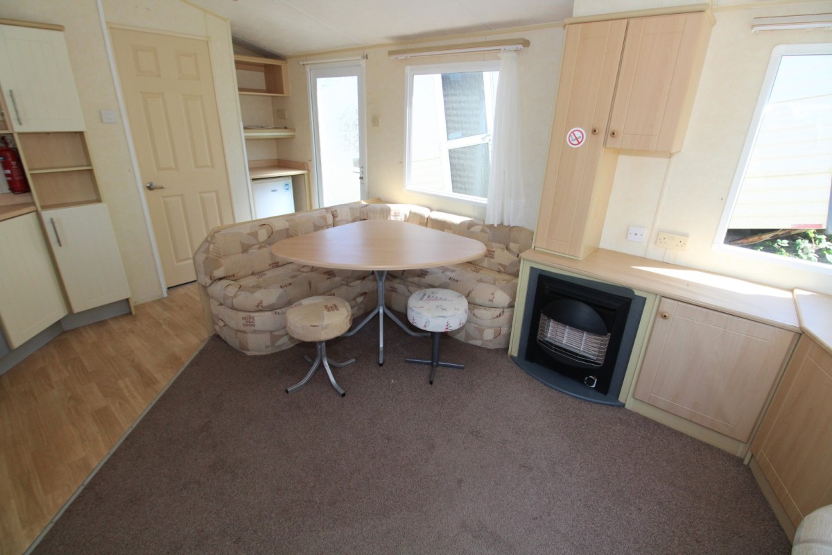 dining area in the 2006 Willerby Richmond