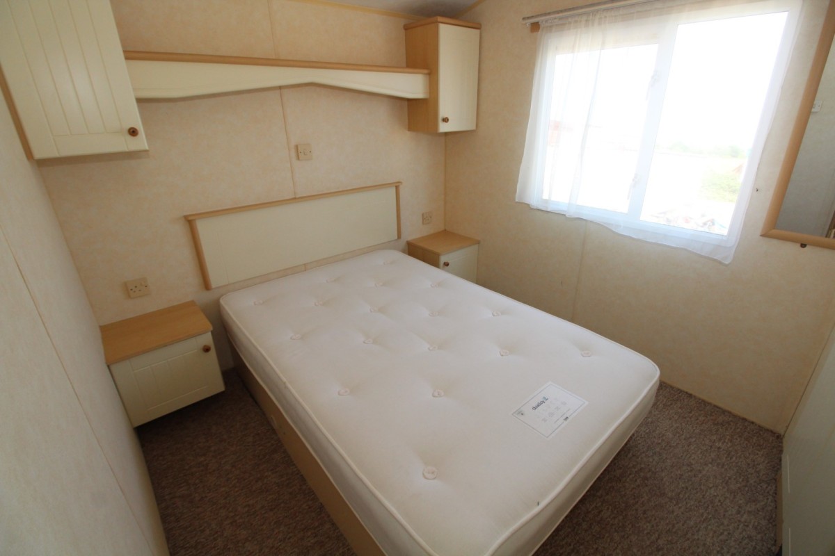 2006 Willerby Richmond master double bedroom