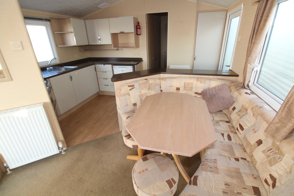 2010 Willerby Westmorland dining area to kitchen