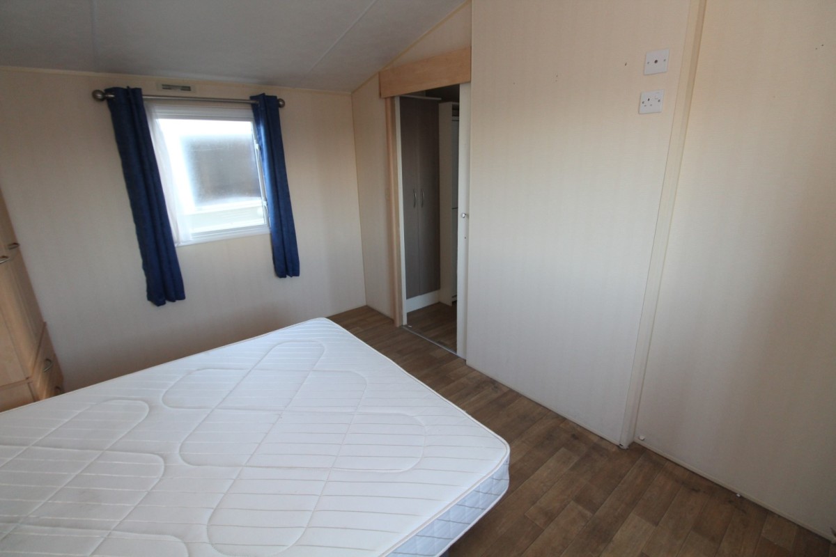 2011 Willerby Rio Gold Mobilit double bedroom with en-suite