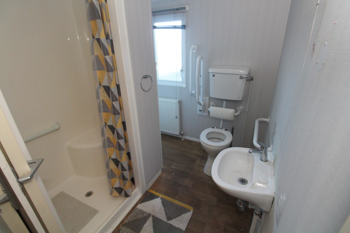 2011 Willerby Rio Gold Mobilit family bathroom