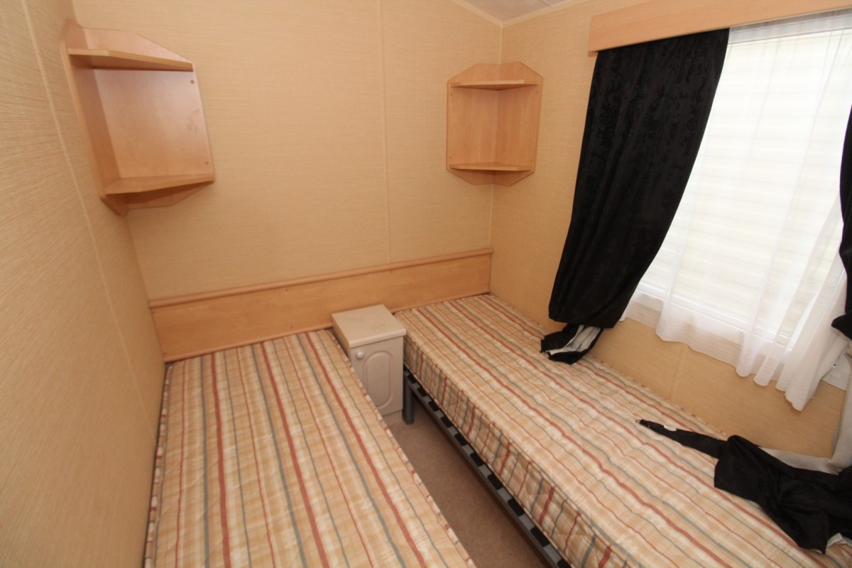 2010 Willerby Rio twin bedroom