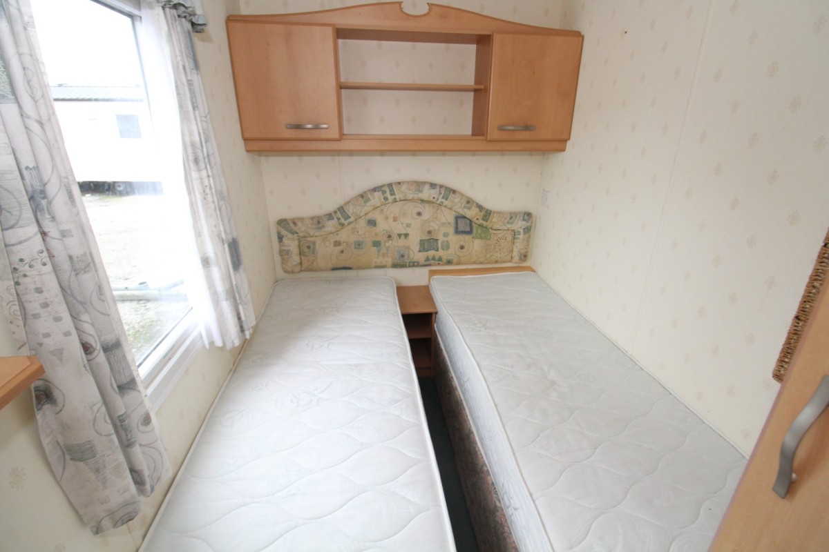 2003 Pemberton Elite twin bedroom