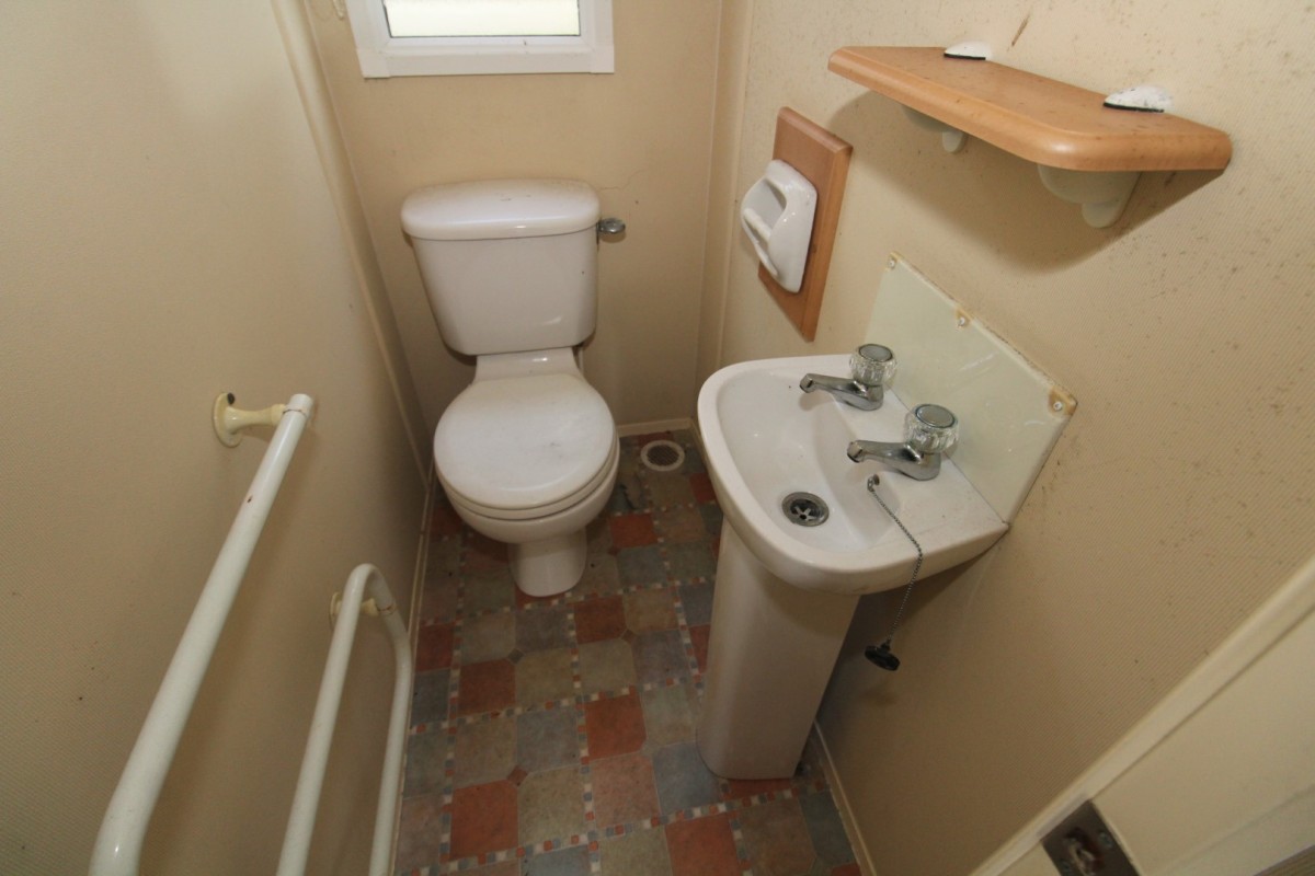 2004 Cosalt Albany toilet and sink