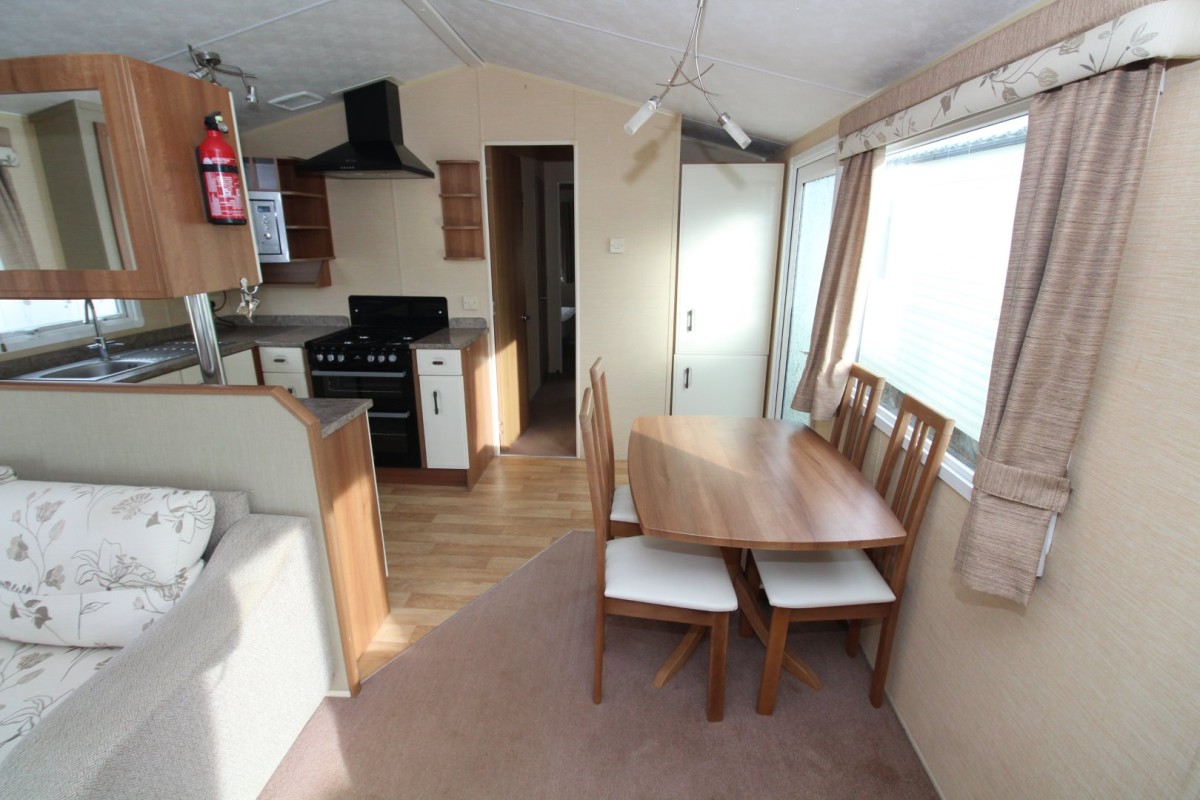 2010 Willerby Salisbury dining area to kitchen