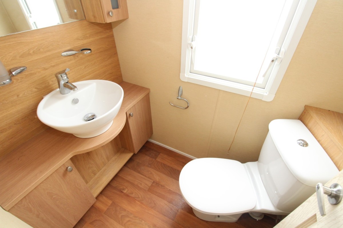 2012 BK Grosvenor en-suite bathroom