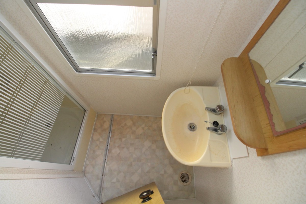 shower room in the 1998 Cosalt Riviera