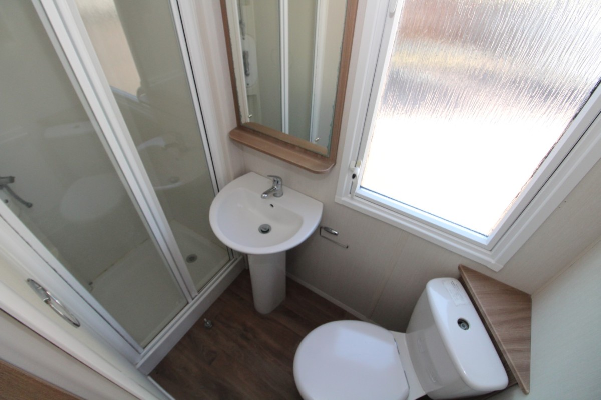 2016 Swift Loire shower and bathroom