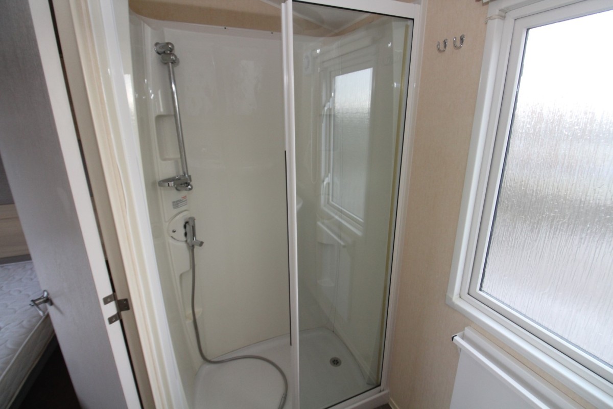 shower room with sink in the 2013 Atlas Everglade