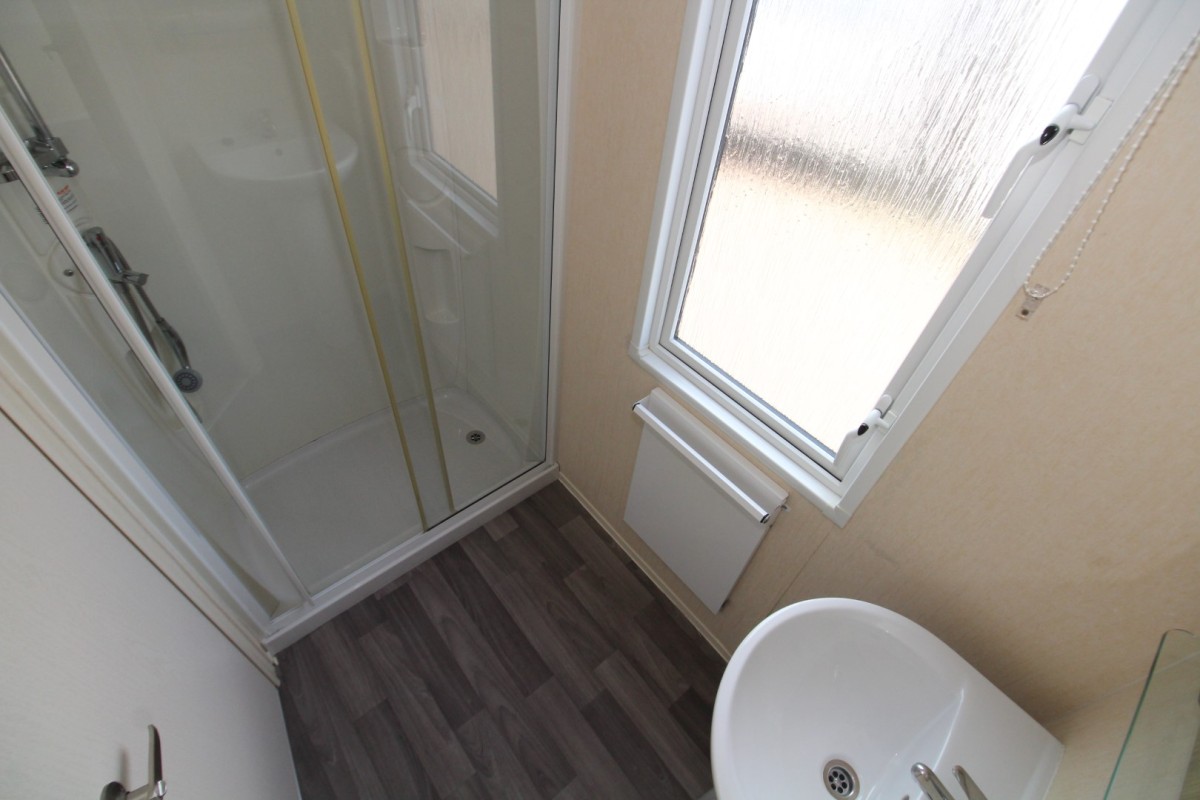 2013 Atlas Everglade shower room