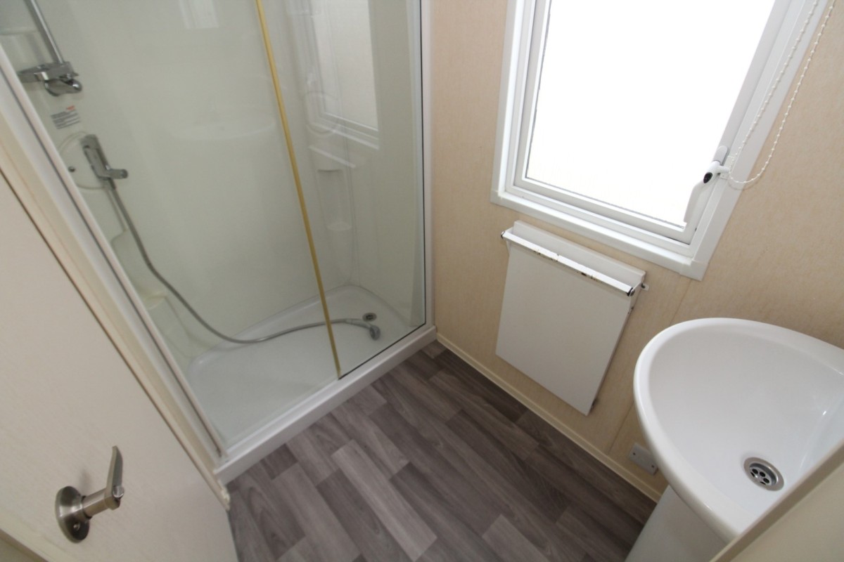 2013 Atlas Everglade family shower room