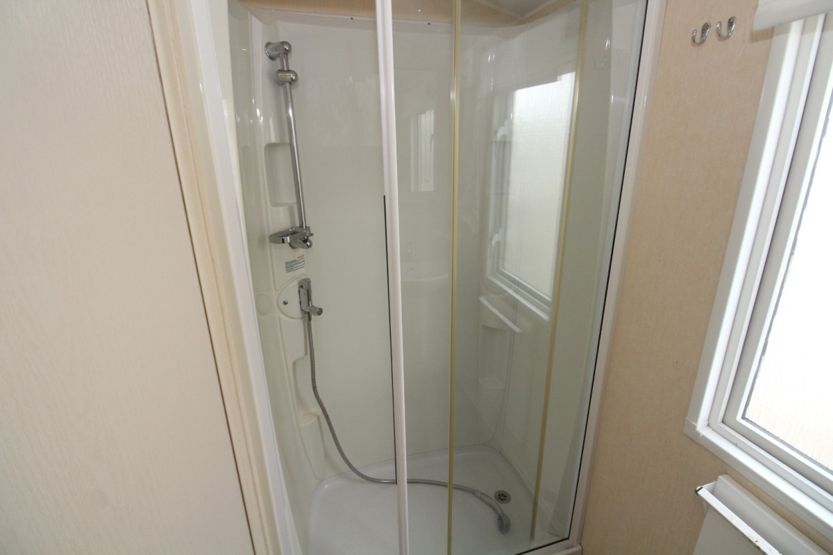 shower in the 2013 Atlas Everglade