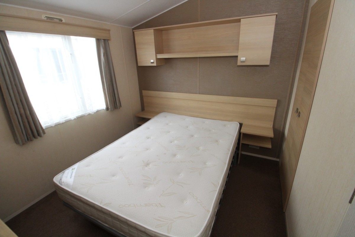 2013 Atlas Everglade master double bedroom