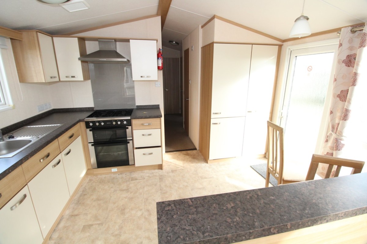 kitchen and dining area in the 2013 Atlas Ruby