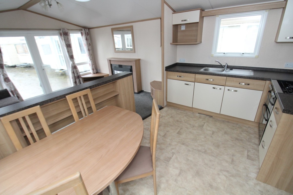 2013 Atlas Ruby dining area to kitchen
