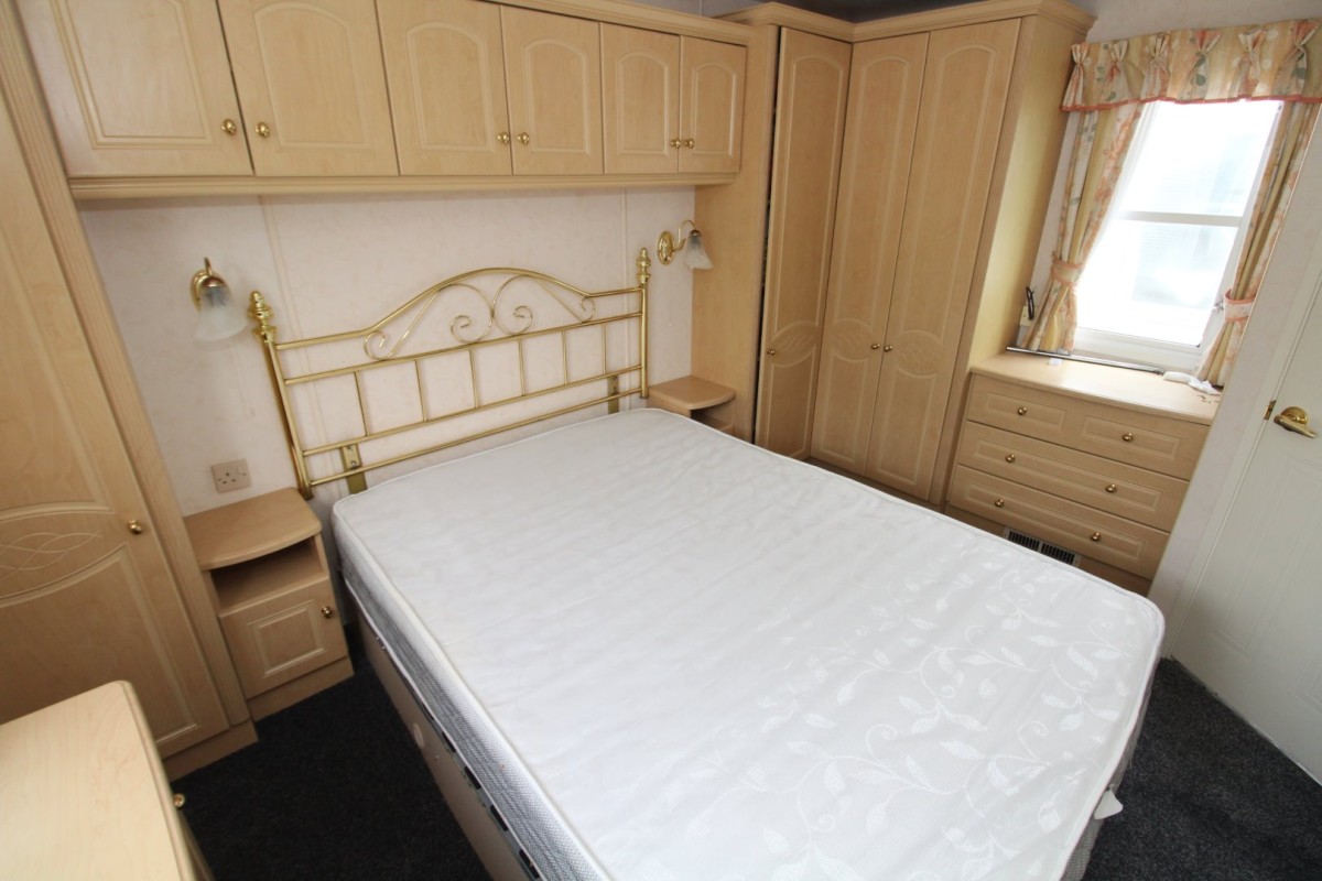 2004 Atlas Oakwood double bedroom to en-suite