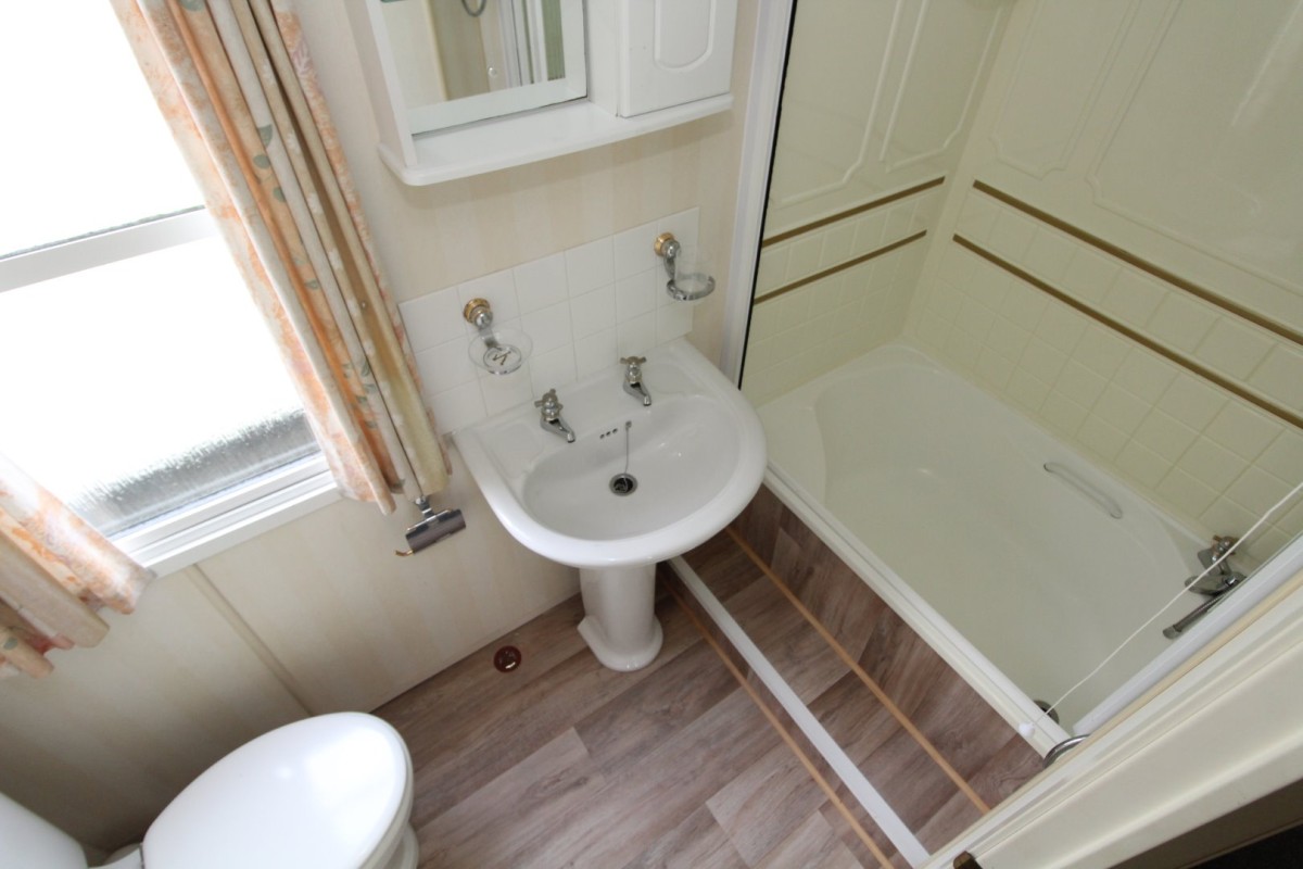 static caravan with bath for sale