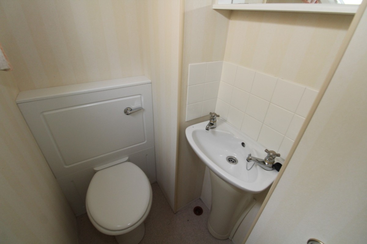 2004 Atlas Oakwood toilet room