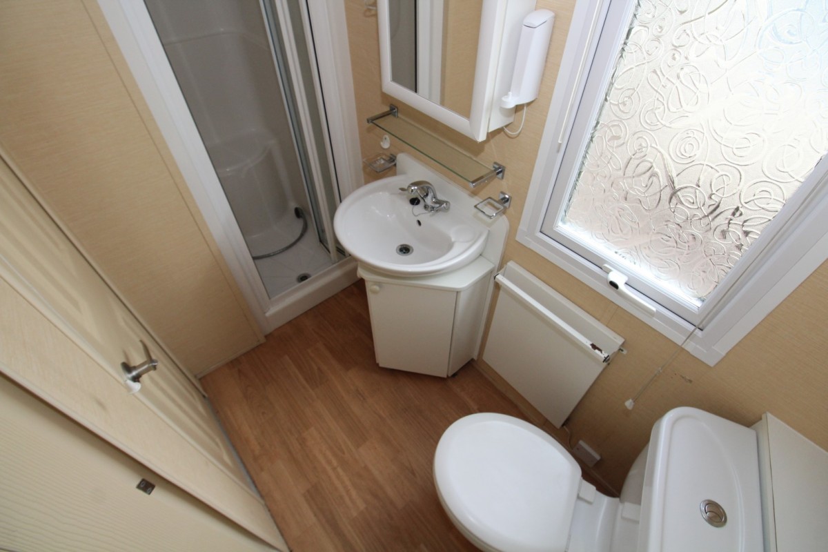 2009 Willerby Savoy shower room