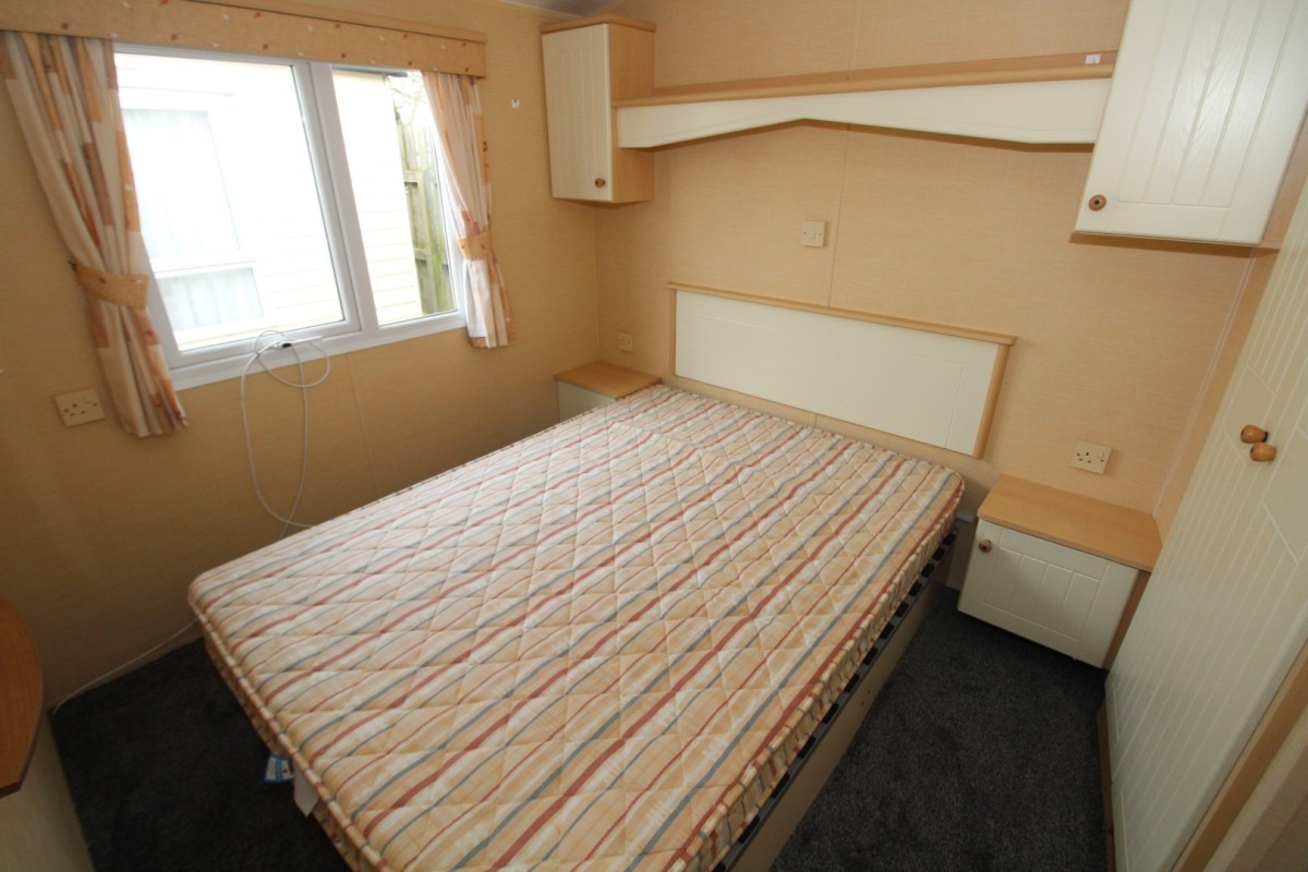 2009 Willerby Savoy double bedroom